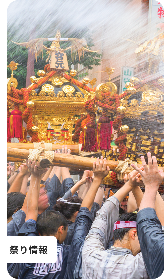 伝統的な祭りで山車の上に乗る男性たちと、賑わう人々