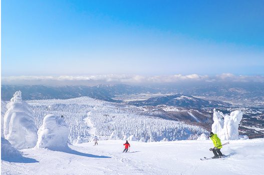 スキー場でスキーをしている人が３人いる