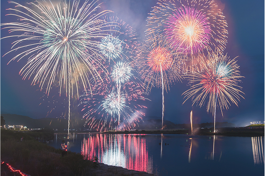 たくさんの打ち上げ花火が上がっている